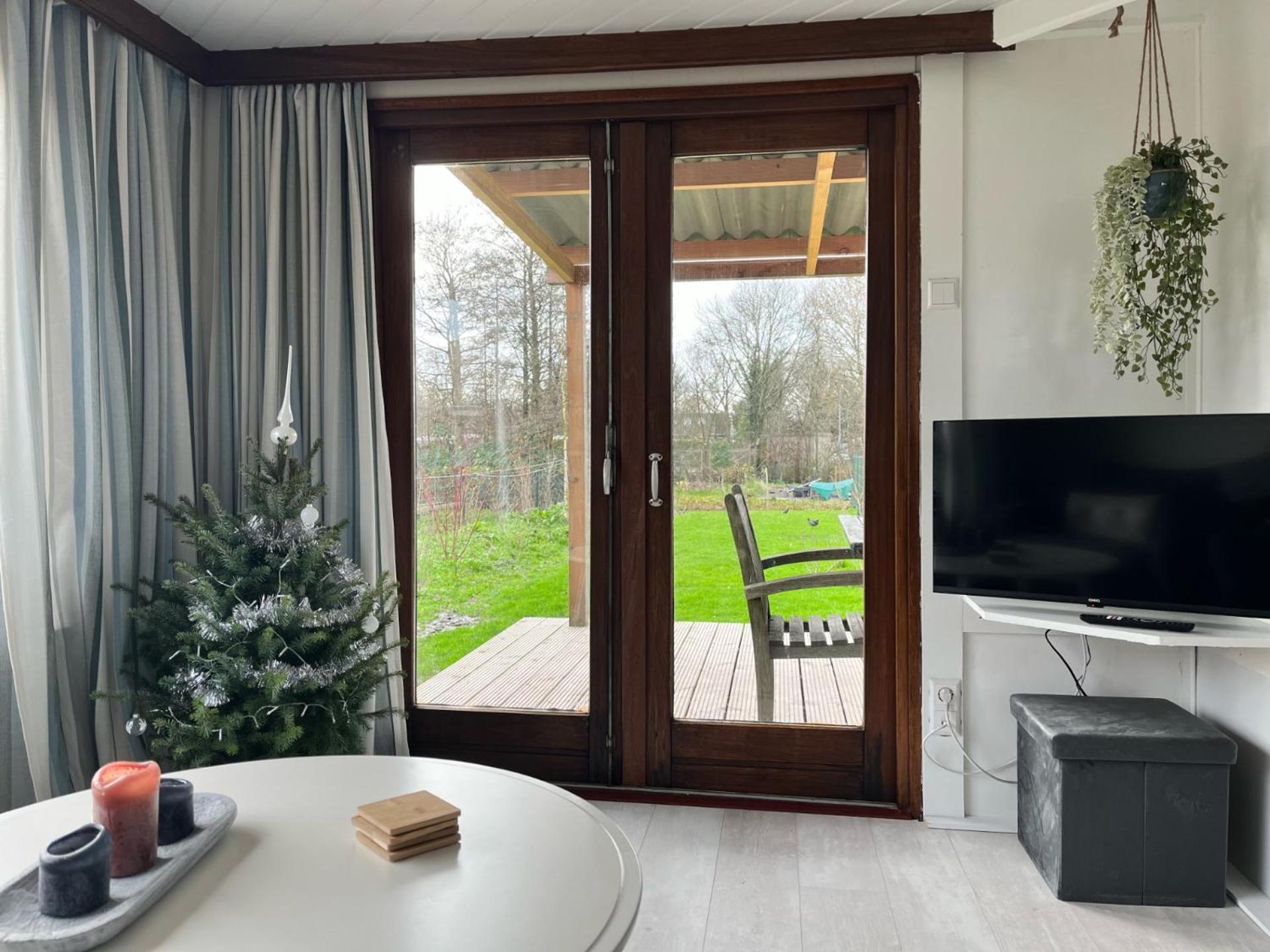 Vrijstaand Chalet Met Veel Buitenruimte En Veranda Zuid-Scharwoude Exterior photo