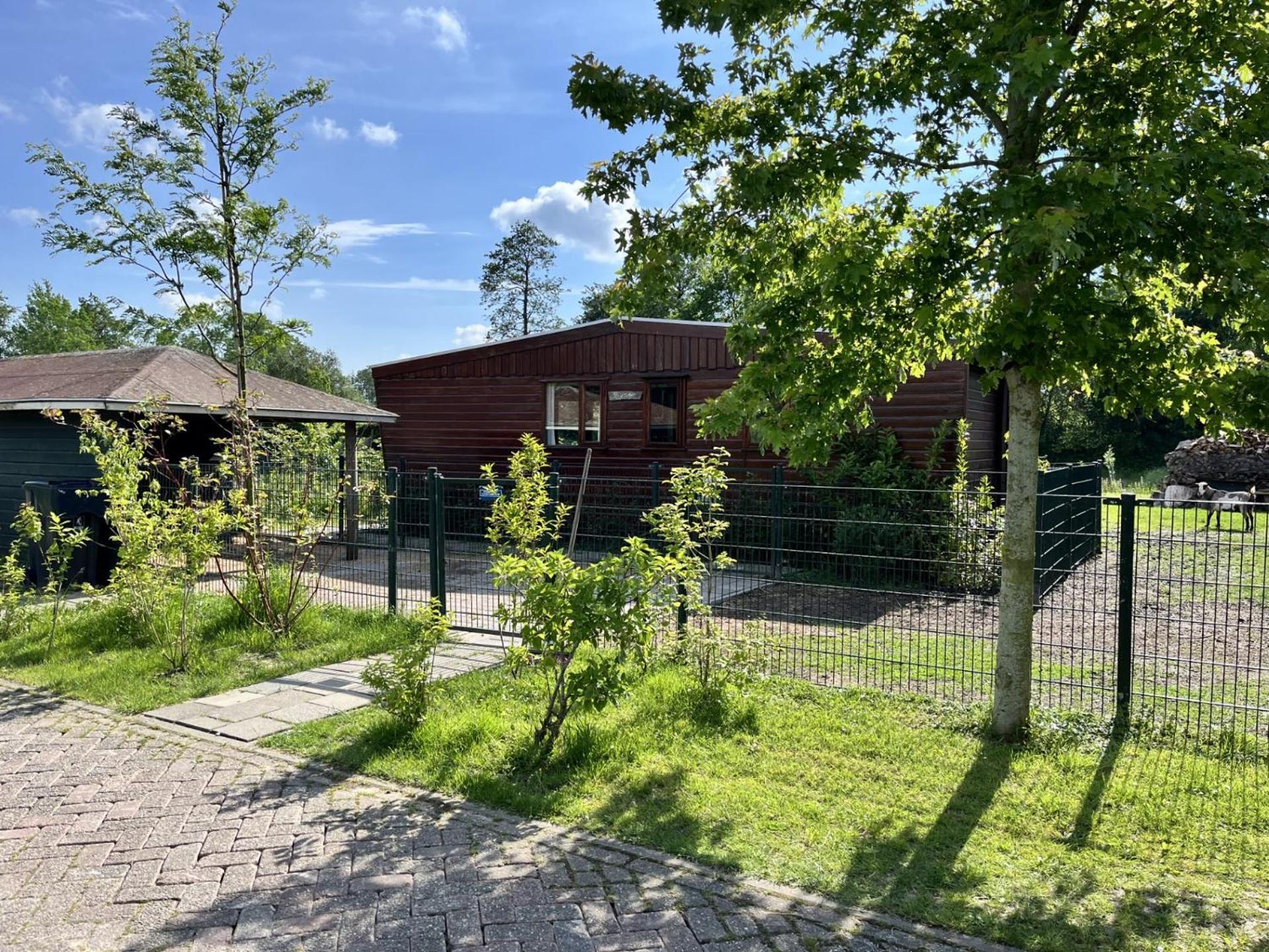 Vrijstaand Chalet Met Veel Buitenruimte En Veranda Zuid-Scharwoude Exterior photo